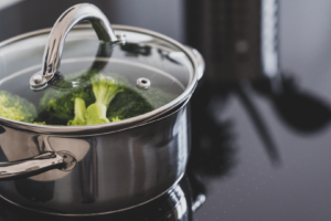 How to choose the right cooking and baking utensils that will not damage your stainless steel pots and pans